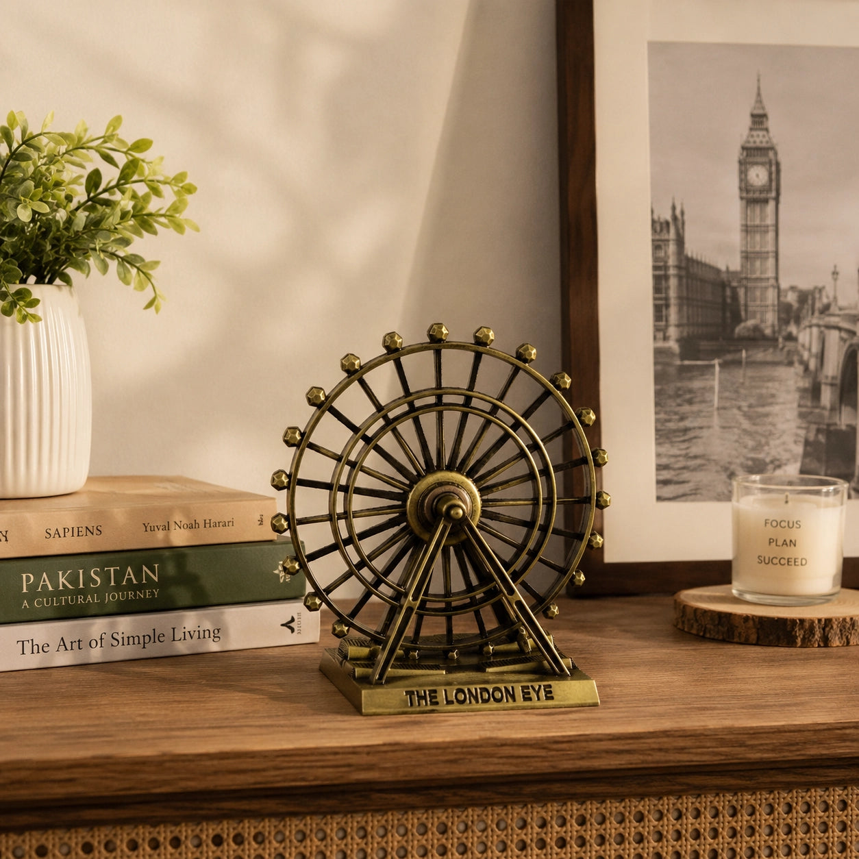 London Eye Metal Figurine lifestyle